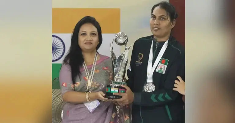 রানার্সআপ ট্রফি গ্রহণ করার মুহূর্তে অধিনায়ক নিশি